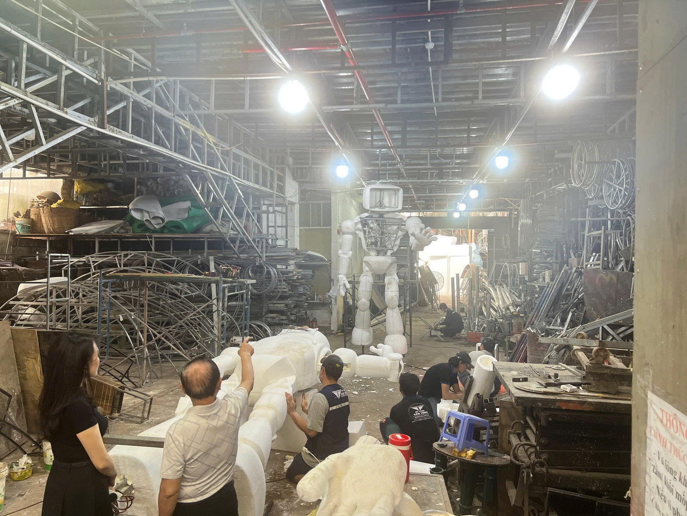 Thời gian thi công từ 9 đến 27/1. Theo ghi nhận của phóng viên báo Tiền Phong, trong một xưởng sản xuất tại quận 12 (TPHCM) có gần 100 công nhân đang tất bật làm việc để hoàn thiện các mẫu linh vật cho đường hoa Nguyễn Huệ Tết Ất Tỵ 2025. Ngoài cặp đôi rắn Kim Tỵ, Ngân Tỵ, xưởng chế tác còn đang hoàn thiện robot.