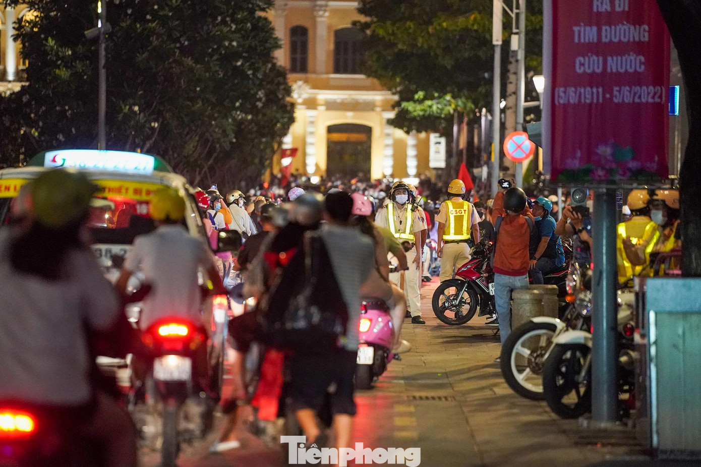 Hơn 23h, lực lượng CSGT bắt đầu làm nhiệm vụ, cơn &quot;bão người&quot; dần tan trong trật tự...