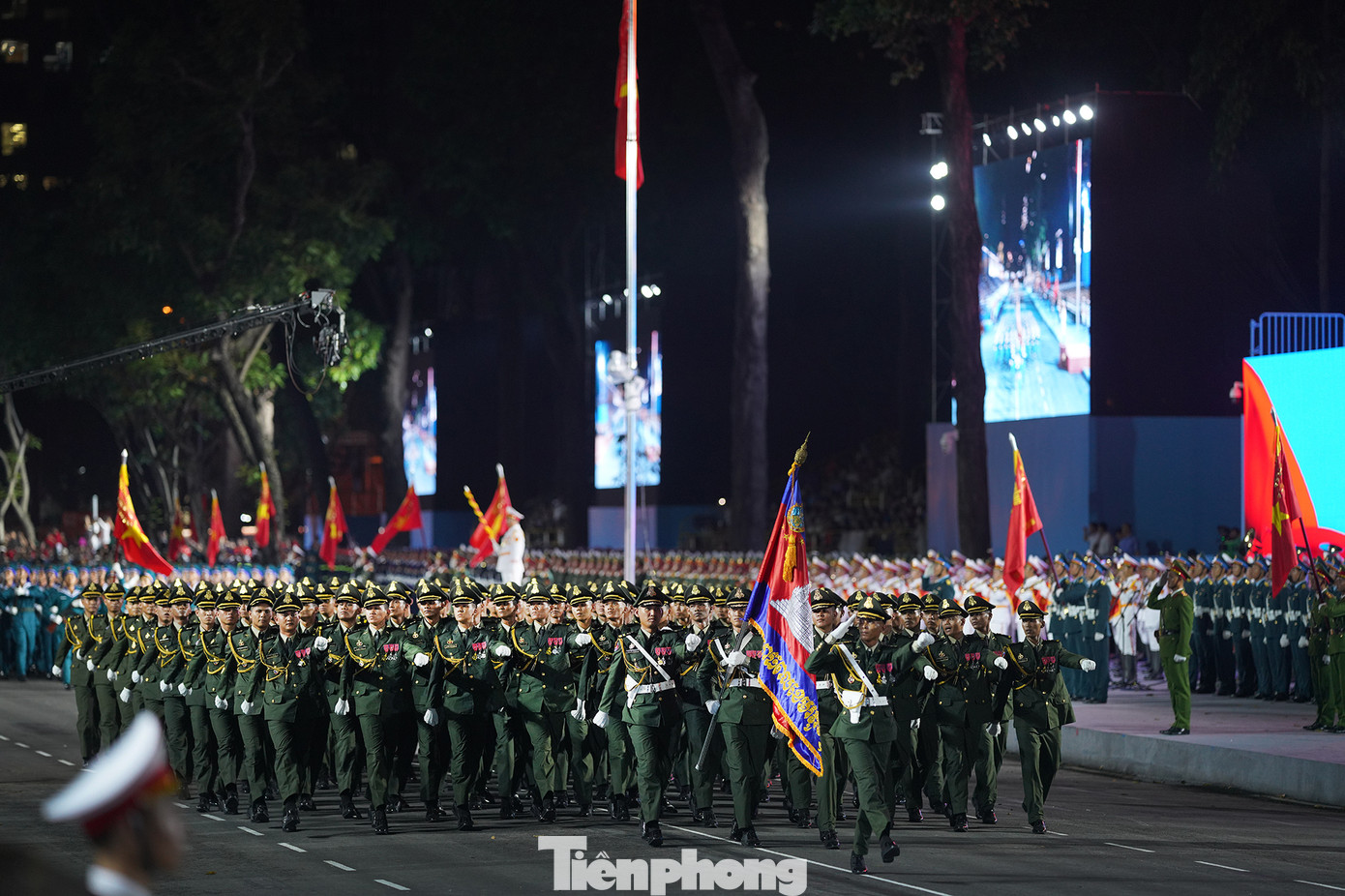 Khối quân đội Hoàng gia Campuchia, thành lập ngày 9/11/1953, gồm các lực lượng lục quân, hải quân, không quân, và nhiều lực lượng chuyên ngành.