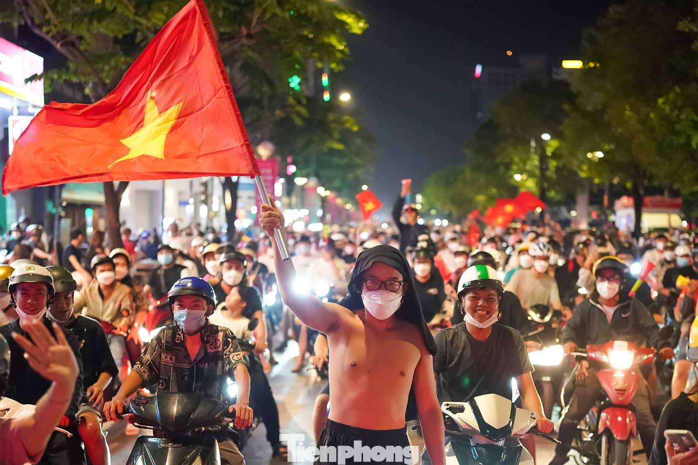 Không khí quá nóng, người thanh niên này cởi luôn cả áo để vẫy cờ mừng chiến thắng.