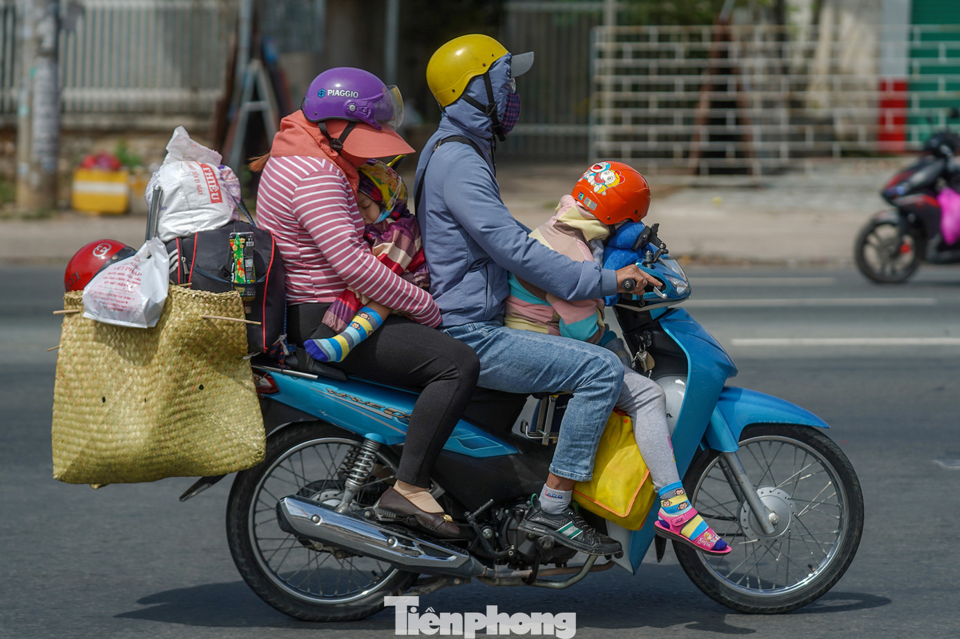 Sau kỳ nghỉ Tết, nhiều gia đình lỉnh kỉnh đồ đạc quay lại TPHCM. Sau kỳ nghỉ Tết, nhiều gia đình lỉnh kỉnh đồ đạc quay lại TPHCM.