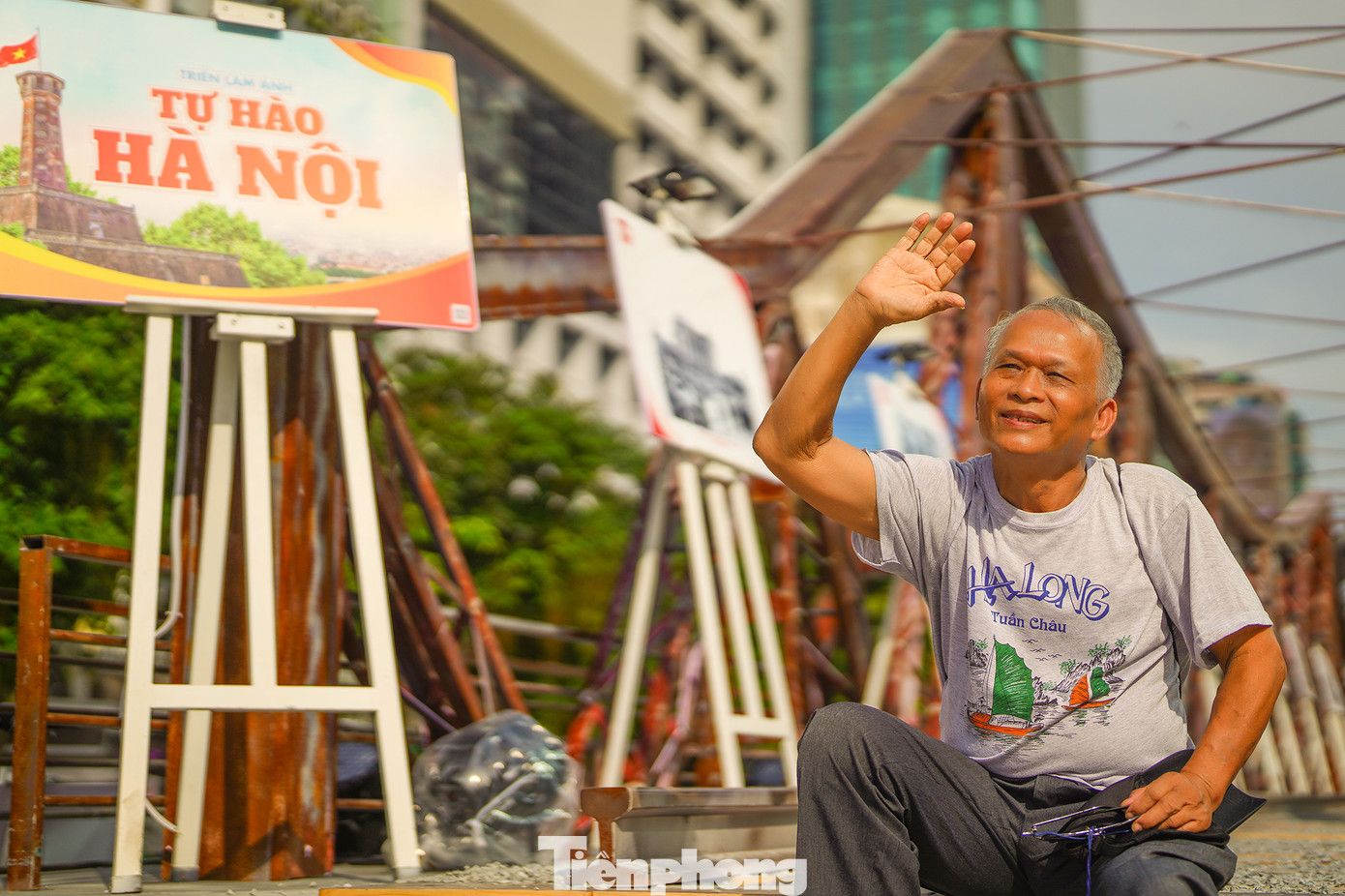"Tôi sống ở Hà Nội từ năm 1955-1975 nên ký ức về thủ đô sâu đậm lắm. Đọc báo thấy có chương trình này, tôi tranh thủ ra đây khám phá, chụp ảnh. Tôi đã 80 tuổi nên đi buổi đêm bất tiện, do vậy mới ra đây buổi chiều", ông Phan Lai Triều (ngụ quận Tân Bình) cảm xúc.