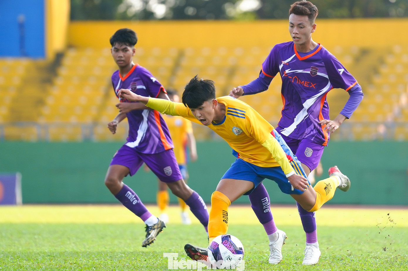 Tiền đạo số 7 của U19 Đồng Tháp Lê Huỳnh Triệu chơi khá nổi bật nên bị kèm khá chặt bởi hàng thủ có thể hình vượt trội của B.Bình Dương. Tiền đạo số 7 của U19 Đồng Tháp Lê Huỳnh Triệu chơi khá nổi bật nên bị kèm khá chặt bởi hàng thủ có thể hình vượt trội của B.Bình Dương.