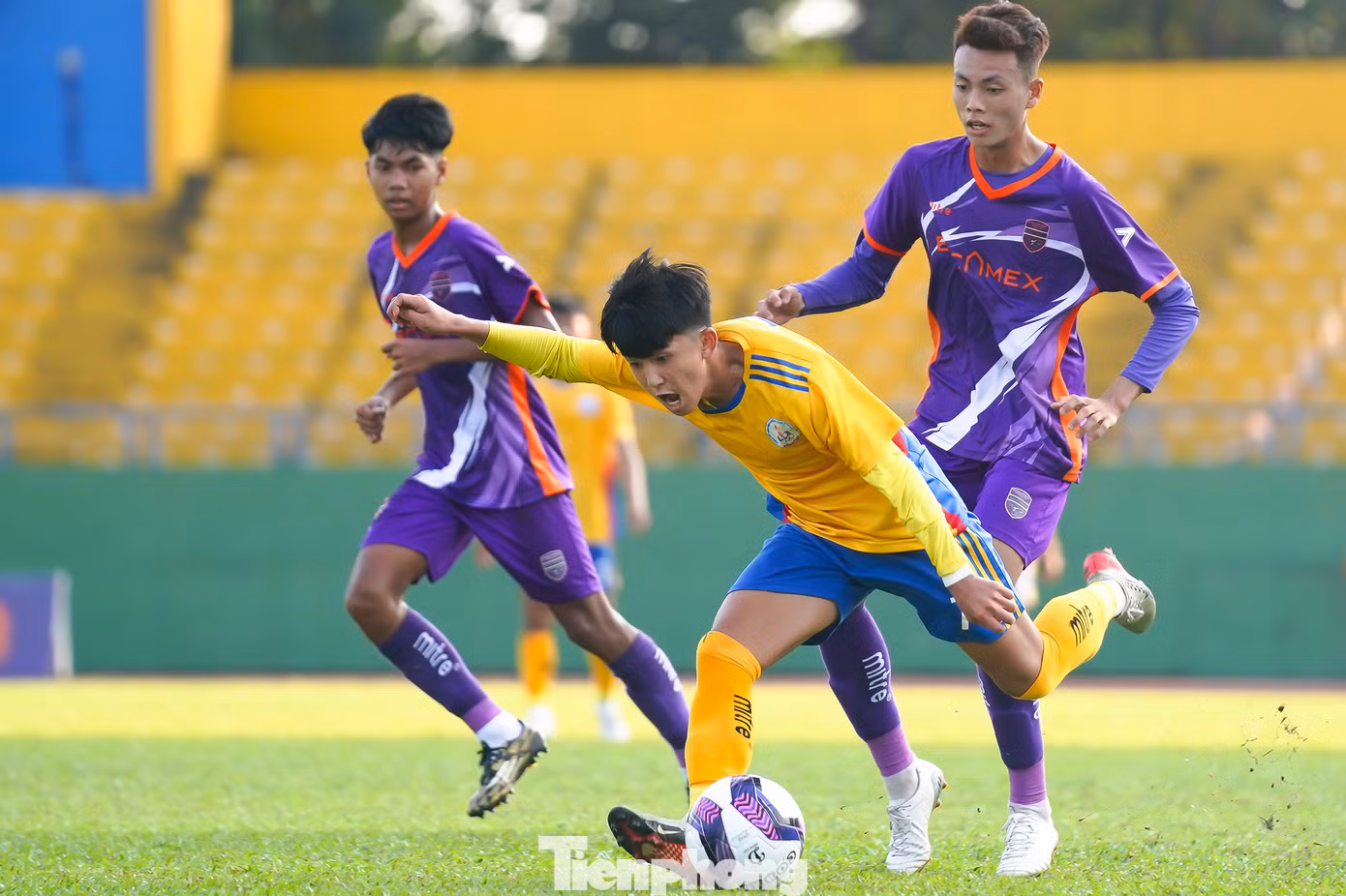 Tiền đạo số 7 của U19 Đồng Tháp Lê Huỳnh Triệu chơi khá nổi bật nên bị kèm khá chặt bởi hàng thủ có thể hình vượt trội của B.Bình Dương.