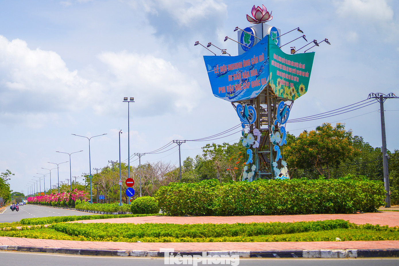 Con đường Rừng Sác mất 9 năm để thi công và khánh thành đầu năm 2011. Cả tuyến đường dài 36,5km, rộng 30m. Điểm cuối của tuyến đường là ngã tư 30/4, đây cũng là nút giao giữa đường Rừng Sác với khu du lịch biển, đồng thời dẫn vào ấp Hòa Hiệp (xã Long Hòa, huyện Cần Giờ).