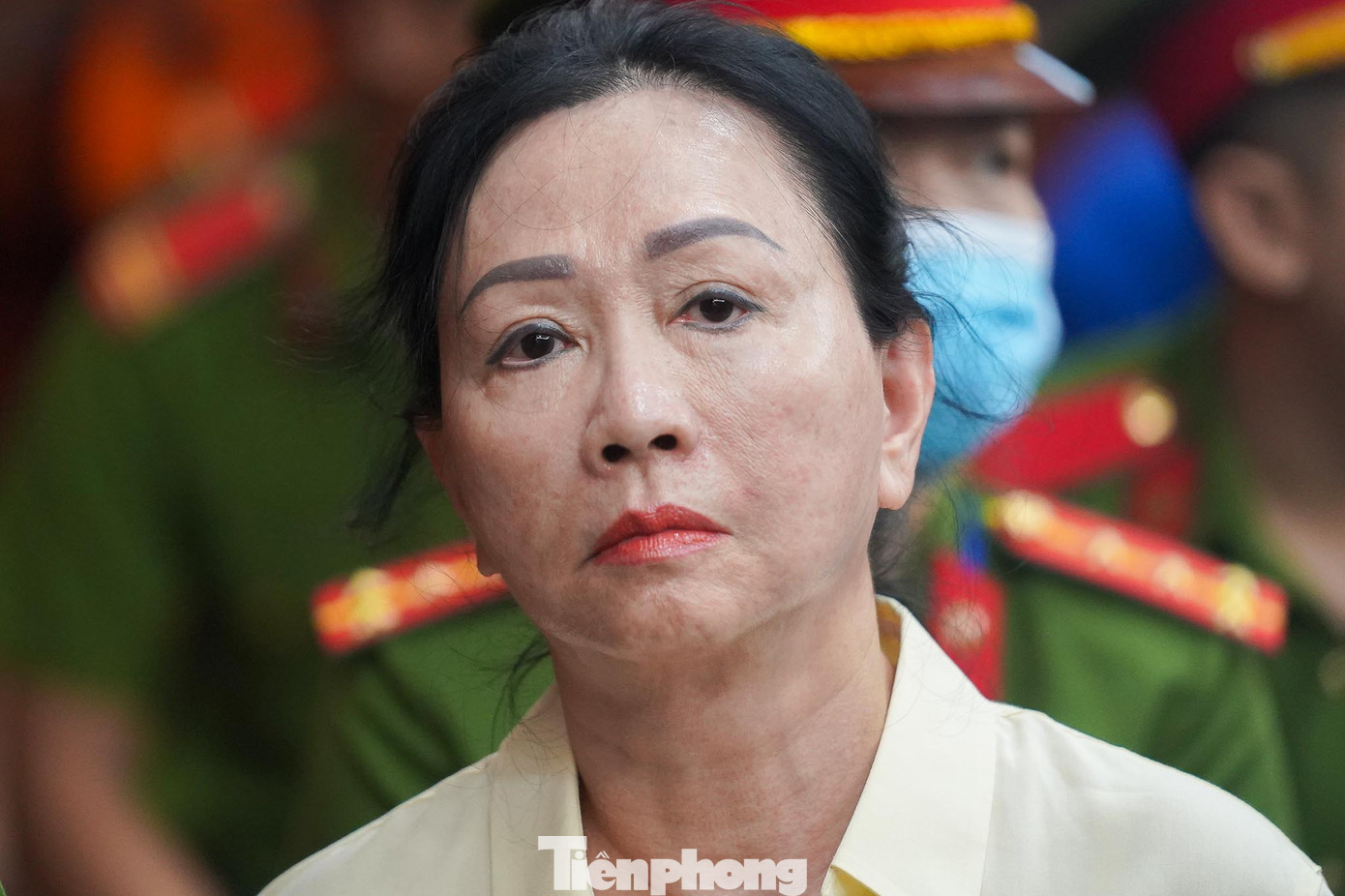 Bị cáo Trương Mỹ Lan thoáng chút mệt mỏi trước phiên xử. Trong giờ giải lao phiên xử hôm 7/3, HĐXX có nhận được đơn của bị cáo Trương Mỹ Lan và chồng là bị cáo Chu Lập Cơ (do luật sư viết thay) trình bày hiện tại còn nhiều cá nhân, tổ chức trong và ngoài nước đang nợ tiền của các bị cáo. Hai bị cáo này có nguyện vọng để con gái, đại diện cho gia đình đi thu hồi số tiền này để khắc phục hậu quả của vụ án và đề nghị HĐXX cho phép chuyển đơn của các bị cáo đến con gái để thông báo ý kiến về việc thu hồi các khoản tiền nói trên. Bị cáo Trương Mỹ Lan thoáng chút mệt mỏi trước phiên xử. Trong giờ giải lao phiên xử hôm 7/3, HĐXX có nhận được đơn của bị cáo Trương Mỹ Lan và chồng là bị cáo Chu Lập Cơ (do luật sư viết thay) trình bày hiện tại còn nhiều cá nhân, tổ chức trong và ngoài nước đang nợ tiền của các bị cáo. Hai bị cáo này có nguyện vọng để con gái, đại diện cho gia đình đi thu hồi số tiền này để khắc phục hậu quả của vụ án và đề nghị HĐXX cho phép chuyển đơn của các bị cáo đến con gái để thông báo ý kiến về việc thu hồi các khoản tiền nói trên.