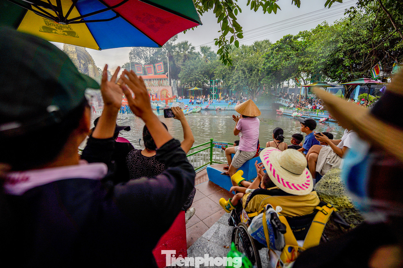 Sân khấu hoá truyền thuyết về Sơn Tinh - Thuỷ Tinh vẫn luôn là điểm nhấn cho du khách khi đến tham quan, vui chơi tại khu du lịch này. Chương trình sống động với những màn võ thuật, bay lượn, khói lửa... Sân khấu hoá truyền thuyết về Sơn Tinh - Thuỷ Tinh vẫn luôn là điểm nhấn cho du khách khi đến tham quan, vui chơi tại khu du lịch này. Chương trình sống động với những màn võ thuật, bay lượn, khói lửa...