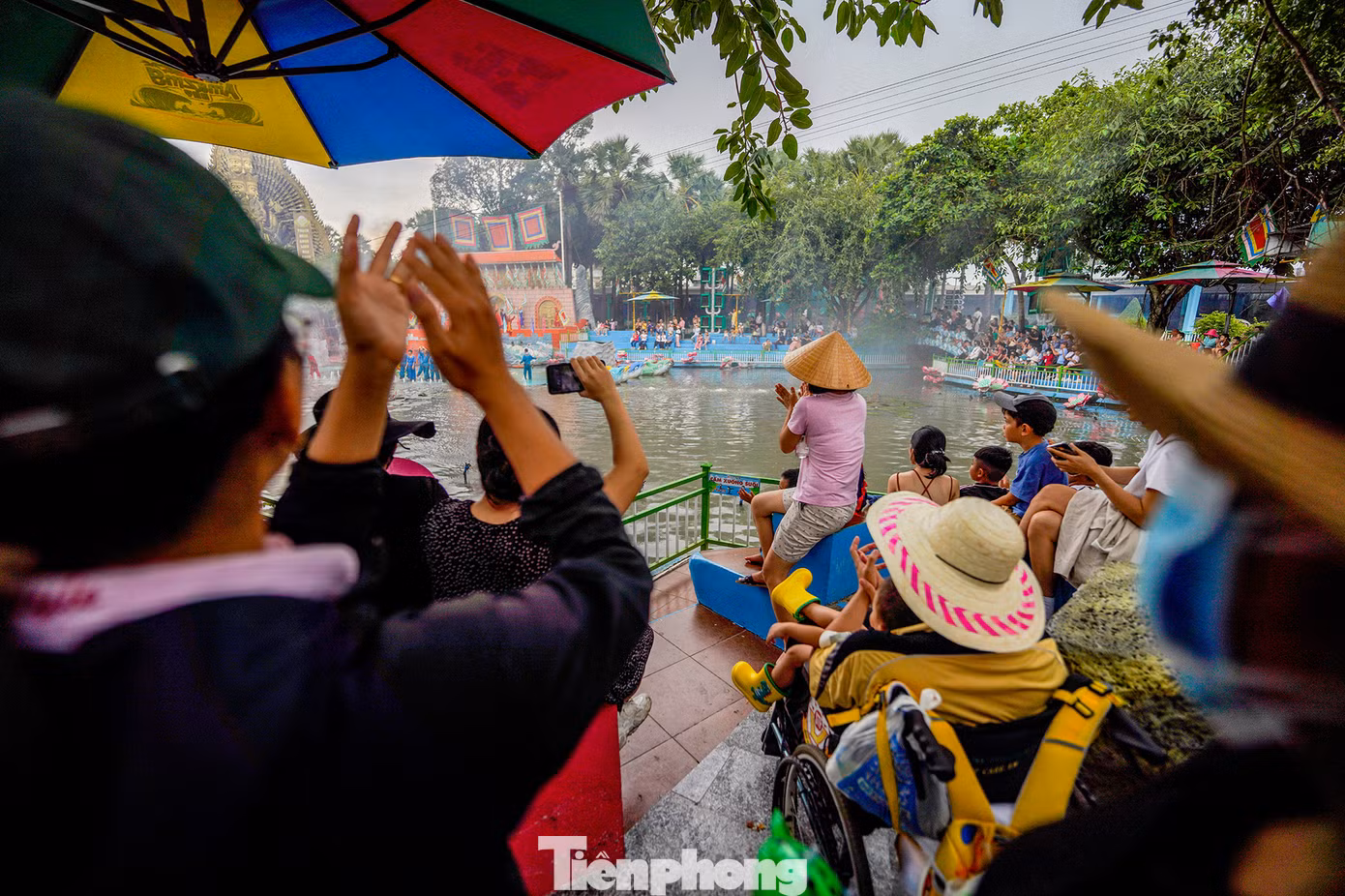 Sân khấu hoá truyền thuyết về Sơn Tinh - Thuỷ Tinh vẫn luôn là điểm nhấn cho du khách khi đến tham quan, vui chơi tại khu du lịch này. Chương trình sống động với những màn võ thuật, bay lượn, khói lửa...