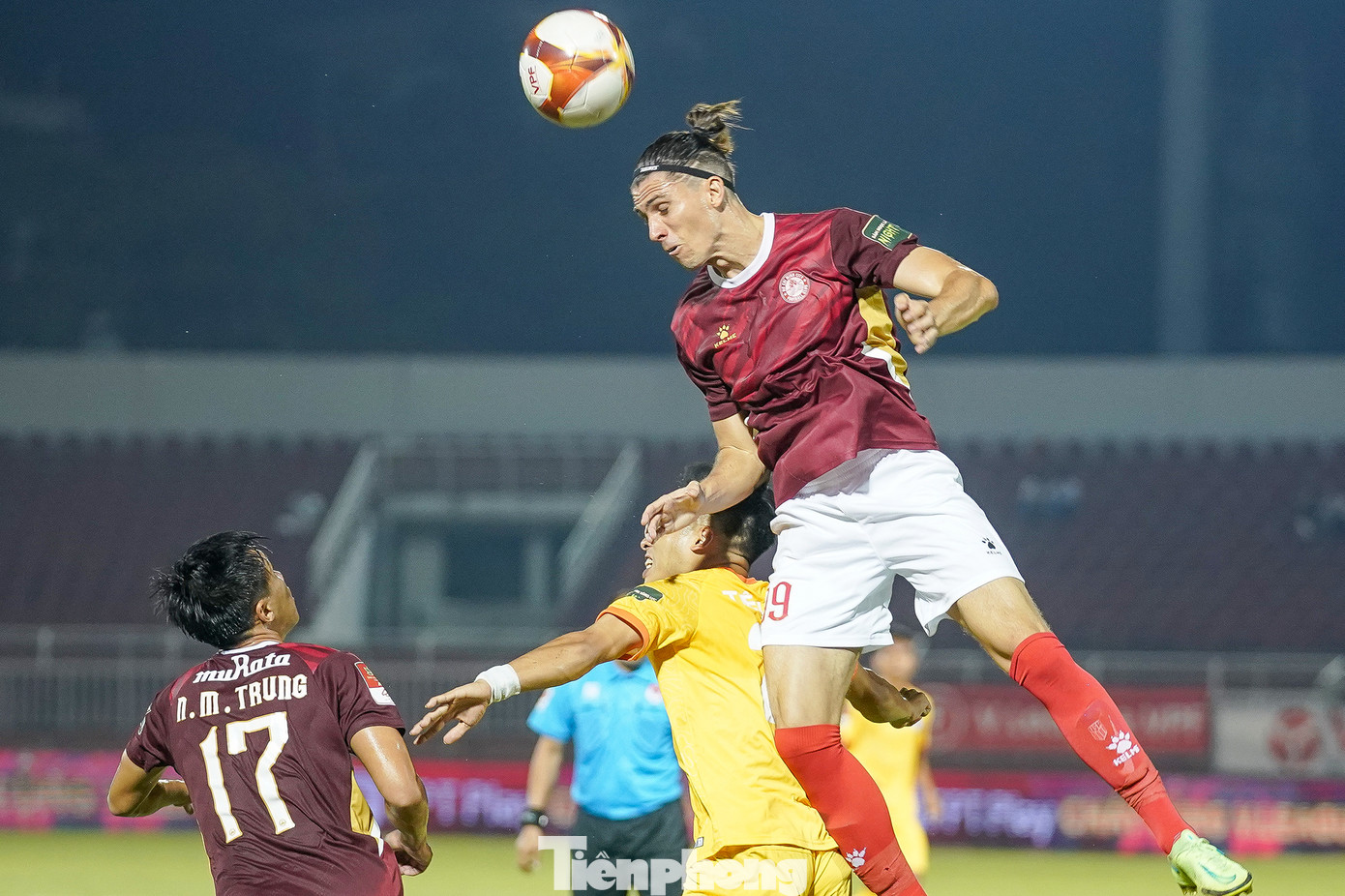 Campell không hề lép vế trong các pha không chiến. Ở trận đấu này, CLB TPHCM tung ngay chân sút vừa ký hợp đồng là Victor Mansaray chơi từ đầu. Tuy nhiên, do chỉ vừa sang Việt Nam hơn 1 ngày nên tiền đạo sinh năm 1997 chỉ đủ sức chơi hơn hơn 45 phút đầu tiên. Anh được thay ra bằng Hồ Tuấn Tài.