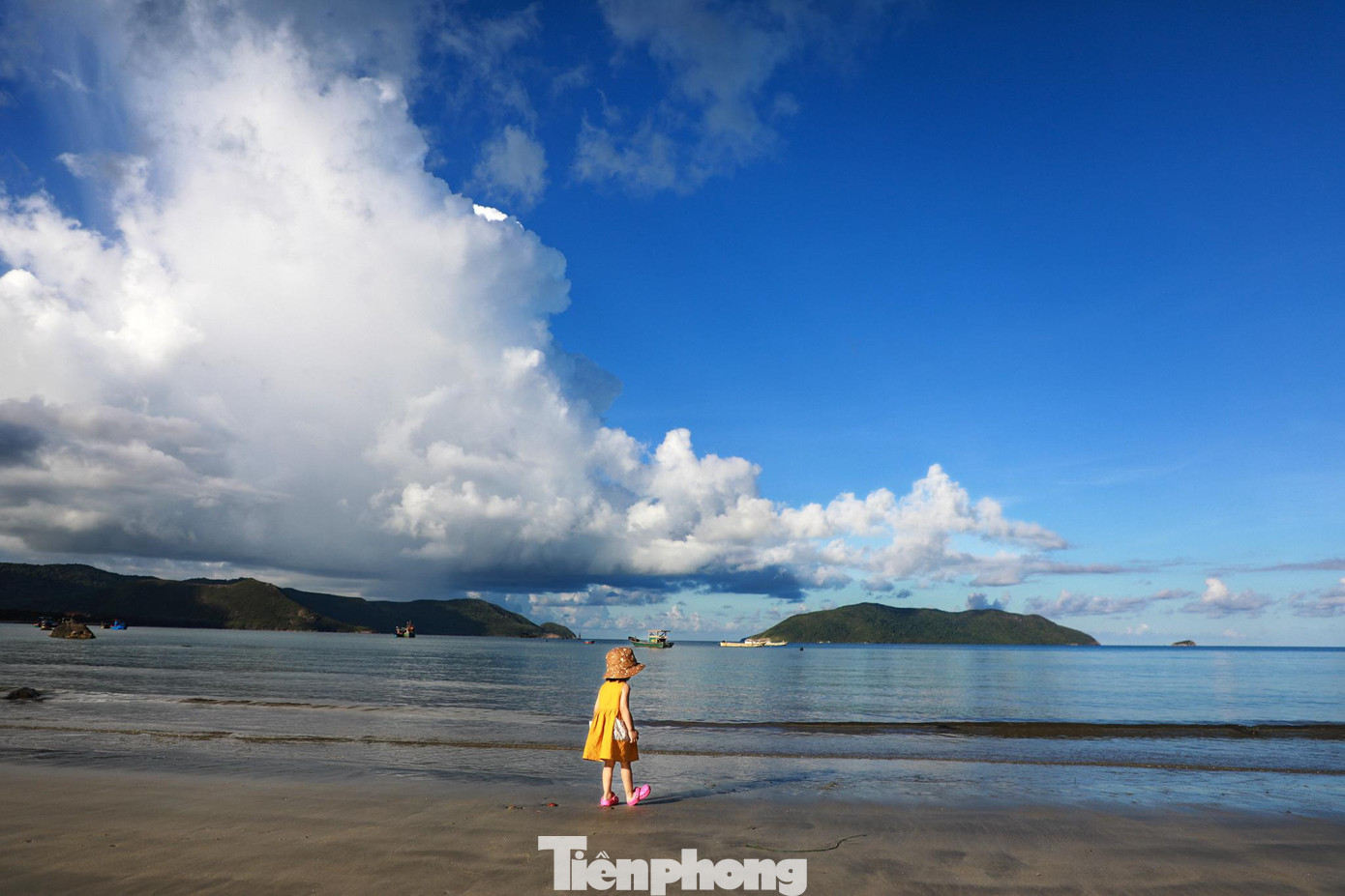 Nếu tắm biển, hãy chú ý đến quy định bãi biển và đội cứu hộ biển, vì biển Côn Đảo có khá nhiều sóng biển mạnh và dòng nước ngầm nên bạn cần bơi ở vùng nước an toàn theo quy định. Bên cạnh đó hãy chú ý đến các bạn nhỏ nếu có trẻ em đi cùng. Nếu tắm biển, hãy chú ý đến quy định bãi biển và đội cứu hộ biển, vì biển Côn Đảo có khá nhiều sóng biển mạnh và dòng nước ngầm nên bạn cần bơi ở vùng nước an toàn theo quy định. Bên cạnh đó hãy chú ý đến các bạn nhỏ nếu có trẻ em đi cùng.