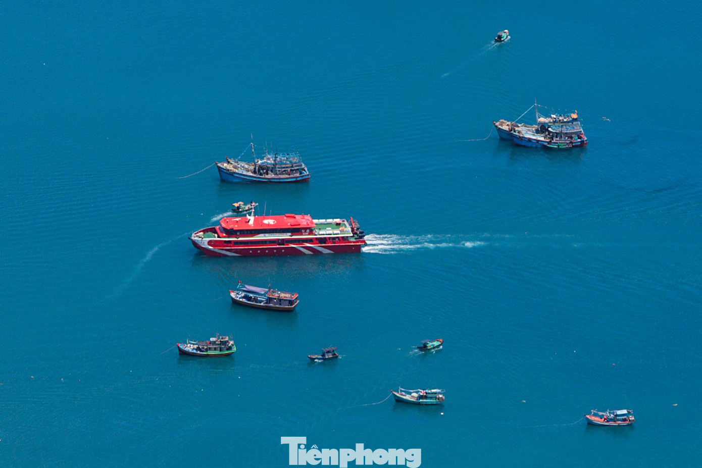 Nằm cách xa đất liền hàng trăm km, nhưng với nhiều ưu đãi từ thiên nhiên cũng như mang trong mình nhiều giá trị lịch sử, du lịch Côn Đảo hằng năm thu hút hàng trăm nghìn lượt khách tới tham quan và nghỉ dưỡng. Nằm cách xa đất liền hàng trăm km, nhưng với nhiều ưu đãi từ thiên nhiên cũng như mang trong mình nhiều giá trị lịch sử, du lịch Côn Đảo hằng năm thu hút hàng trăm nghìn lượt khách tới tham quan và nghỉ dưỡng.