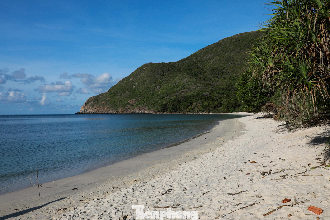 Nơi đây được nhiều du khách đánh giá là thiên đường của nghỉ dưỡng và khám phá thiên nhiên (rừng và biển). Côn Đảo được xem là hòn đảo du lịch với biển dài 200km cùng nhiều bãi tắm hoang sơ tuyệt đẹp, làn nước trong xanh mát lạnh, bãi cát dài phẳng mịn. Nơi đây được nhiều du khách đánh giá là thiên đường của nghỉ dưỡng và khám phá thiên nhiên (rừng và biển). Côn Đảo được xem là hòn đảo du lịch với biển dài 200km cùng nhiều bãi tắm hoang sơ tuyệt đẹp, làn nước trong xanh mát lạnh, bãi cát dài phẳng mịn.