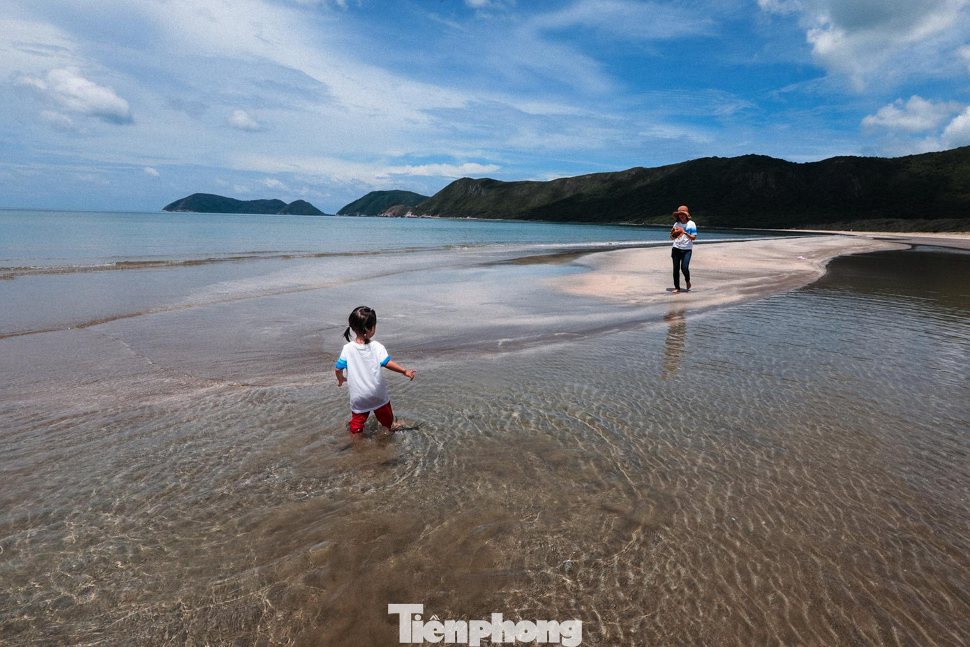 Không khí trên đảo thật trong lành, được ví như thiên đường nghỉ dưỡng. Sở hữu rừng nguyên sinh và biển được bảo tồn đa dạng sinh học, Côn Đảo không chỉ là nơi nghiên cứu của các nhà khoa học mà còn là nơi để du khách đến du lịch khám phá, với các chương trình du lịch sinh thái. Không khí trên đảo thật trong lành, được ví như thiên đường nghỉ dưỡng. Sở hữu rừng nguyên sinh và biển được bảo tồn đa dạng sinh học, Côn Đảo không chỉ là nơi nghiên cứu của các nhà khoa học mà còn là nơi để du khách đến du lịch khám phá, với các chương trình du lịch sinh thái.