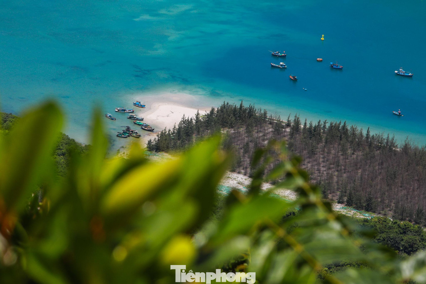 Côn Đảo có trên dưới 100 cơ sở lưu trú với khoảng 1.600 phòng, có thể đáp ứng được đồng thời khoảng hơn 3.000 khách. Các khách sạn chủ yếu tập trung ở khu vực đảo Côn Sơn, chỉ một số cơ sở lưu trú được xếp hạng cao cấp, còn lại đa phần là những khách sạn bình dân. Côn Đảo có trên dưới 100 cơ sở lưu trú với khoảng 1.600 phòng, có thể đáp ứng được đồng thời khoảng hơn 3.000 khách. Các khách sạn chủ yếu tập trung ở khu vực đảo Côn Sơn, chỉ một số cơ sở lưu trú được xếp hạng cao cấp, còn lại đa phần là những khách sạn bình dân.