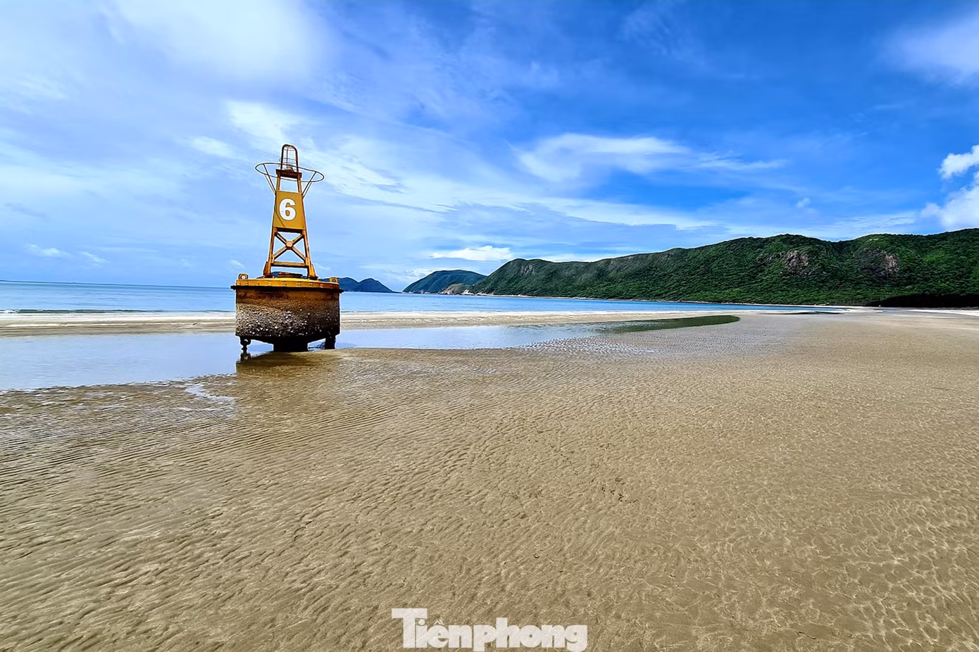 Một số điểm đến nổi tiếng tại Côn Đảo là: Bãi Đầm Trấu, bãi Nhát, bãi Suối Nóng, hòn Bảy Cạnh, hòn Tài, hòn Bà, vườn quốc gia Côn Đảo,... Một số điểm đến nổi tiếng tại Côn Đảo là: Bãi Đầm Trấu, bãi Nhát, bãi Suối Nóng, hòn Bảy Cạnh, hòn Tài, hòn Bà, vườn quốc gia Côn Đảo,...
