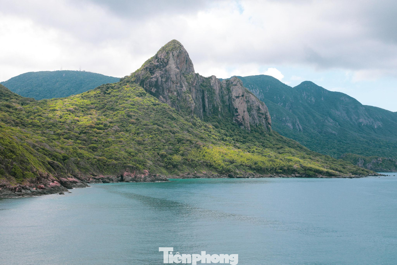 Côn Đảo là một quần đảo gồm 16 hòn đảo lớn nhỏ thuộc tỉnh Bà Rịa – Vũng Tàu, cách bờ biển Vũng Tàu khoảng gần 100 hải lý. Tuy vậy, nơi gần nhất trong đất liền với Côn Đảo lại là vùng đất thuộc thị xã Vĩnh Châu, Sóc Trăng với khoảng cách chỉ khoảng 40 hải lý. Côn Đảo là một quần đảo gồm 16 hòn đảo lớn nhỏ thuộc tỉnh Bà Rịa – Vũng Tàu, cách bờ biển Vũng Tàu khoảng gần 100 hải lý. Tuy vậy, nơi gần nhất trong đất liền với Côn Đảo lại là vùng đất thuộc thị xã Vĩnh Châu, Sóc Trăng với khoảng cách chỉ khoảng 40 hải lý.