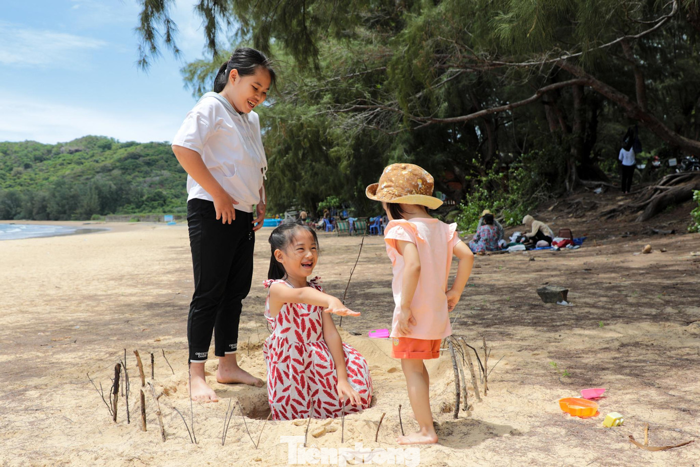 Còn từ tháng 10 tới tháng 2 năm sau là khoảng thời gian mùa khô ở Côn Đảo. Còn từ tháng 10 tới tháng 2 năm sau là khoảng thời gian mùa khô ở Côn Đảo.