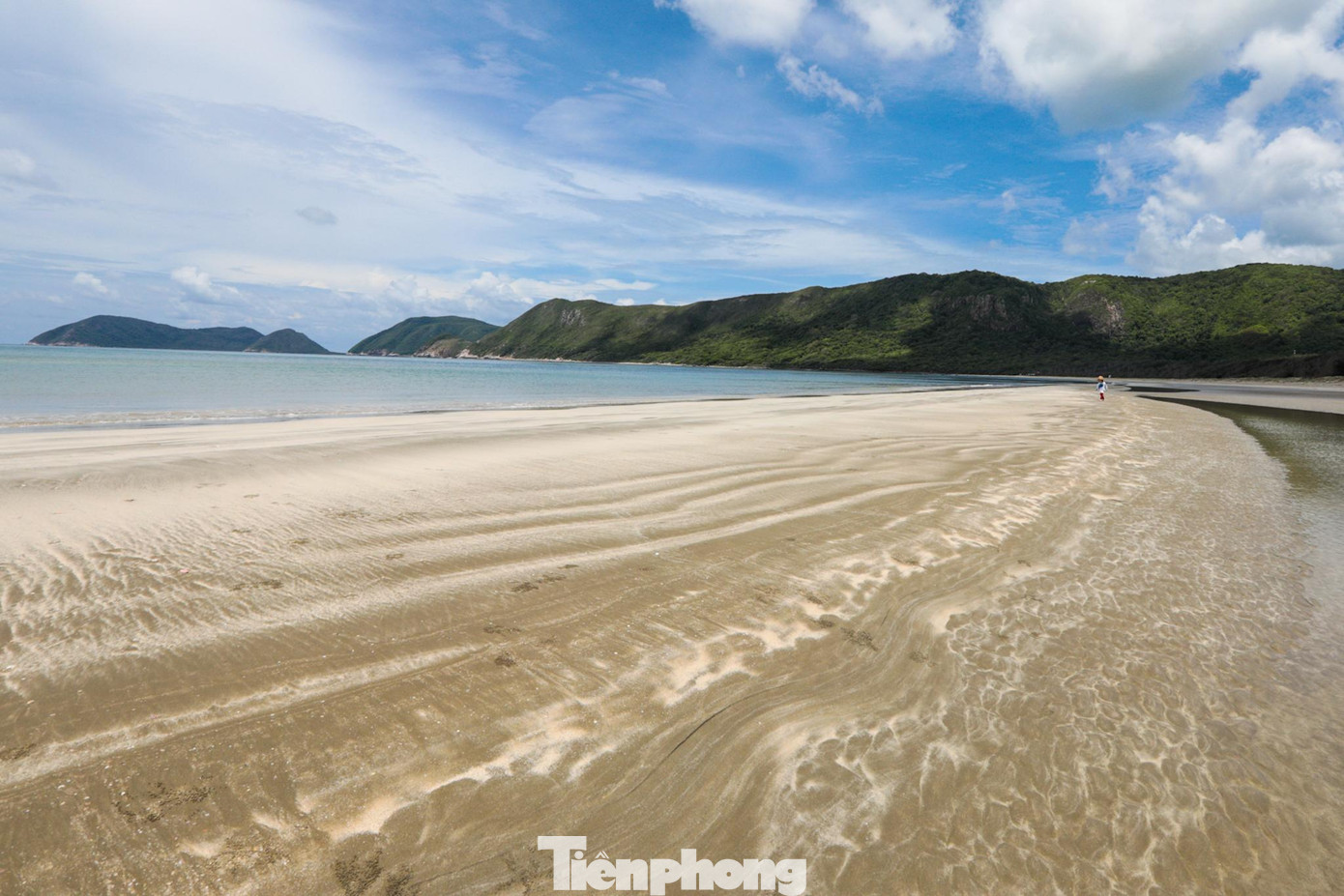 Khi khám phá vùng rừng ở Côn Đảo, cần chú ý đi theo lối mòn có chỉ dẫn, không tự ý tìm đường đi trong rừng vì rất dễ lạc đường và gặp nguy hiểm nên bạn cần chú ý đến an toàn của bản thân và người đi cùng. Khi khám phá vùng rừng ở Côn Đảo, cần chú ý đi theo lối mòn có chỉ dẫn, không tự ý tìm đường đi trong rừng vì rất dễ lạc đường và gặp nguy hiểm nên bạn cần chú ý đến an toàn của bản thân và người đi cùng.