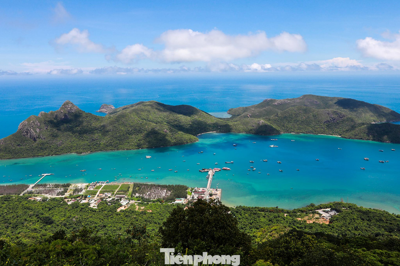 Côn Đảo đang chuyển mình để trở thành một trong những điểm đến hấp dẫn, thân thiện với du khách trong và ngoài nước. Du khách có thể đến Côn Đảo vì cảnh quan đẹp, cũng có thể đến Côn Đảo bởi nhiều mong muốn tâm linh, nhưng dù bất cứ lý do nào, ai đã từng đến Côn Đảo cũng không thể quên được hòn đảo tuyệt đẹp này. Côn Đảo đang chuyển mình để trở thành một trong những điểm đến hấp dẫn, thân thiện với du khách trong và ngoài nước. Du khách có thể đến Côn Đảo vì cảnh quan đẹp, cũng có thể đến Côn Đảo bởi nhiều mong muốn tâm linh, nhưng dù bất cứ lý do nào, ai đã từng đến Côn Đảo cũng không thể quên được hòn đảo tuyệt đẹp này.