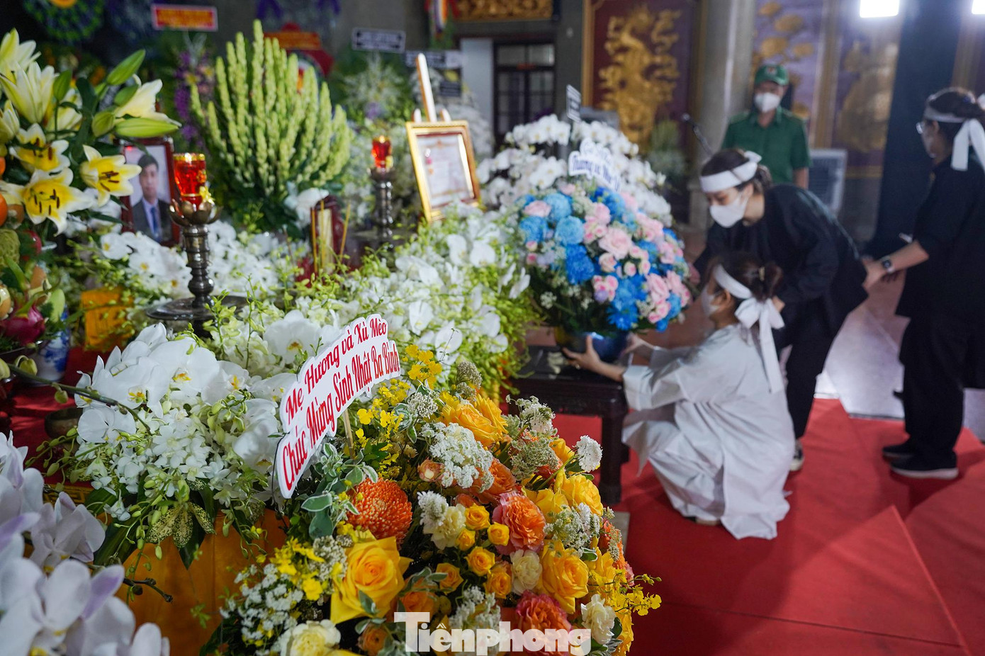 Người thân và gia đình của đồng chí Lê Hoà Bình chuẩn bị hai chậu hoa đặc biệt, đủ sắc màu, đặt phía trước linh cữu, bên cạnh những vòng hoa trắng để "mừng sinh nhật" khiến những ai có mặt tại lễ viếng cũng bùi ngùi, xúc động.