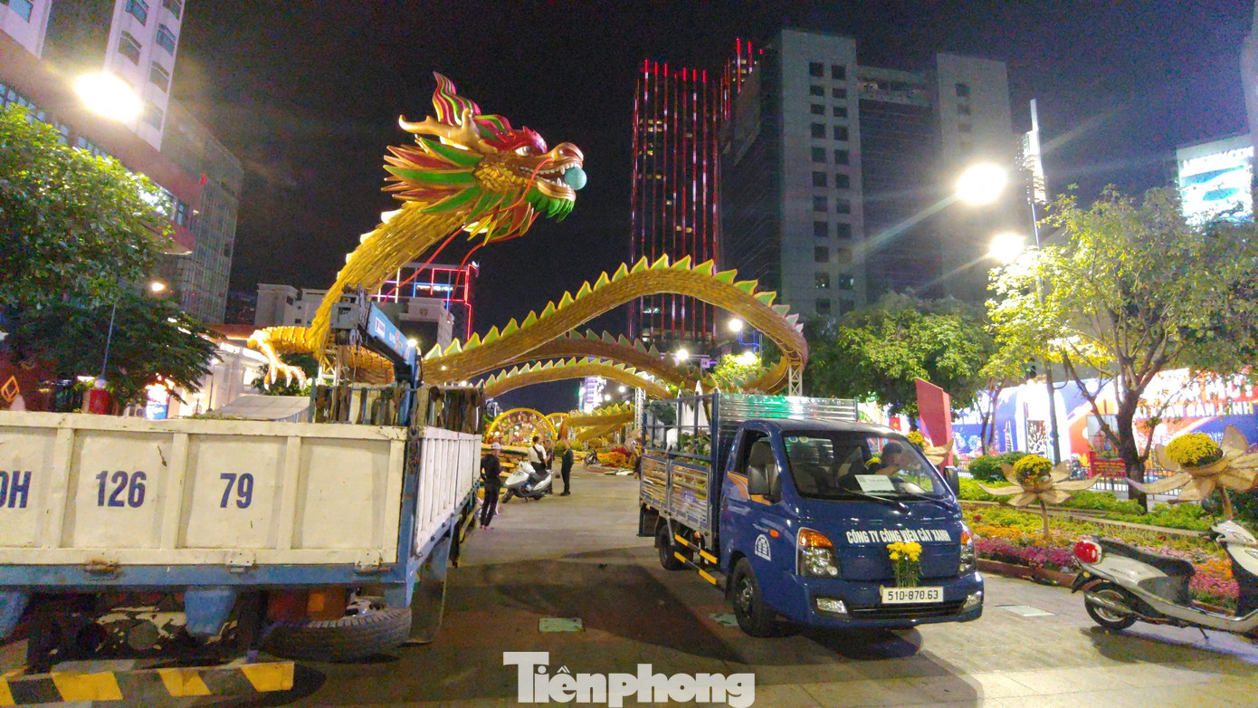 Đường hoa Nguyễn Huệ khép lại lúc 21h tối 14/2.