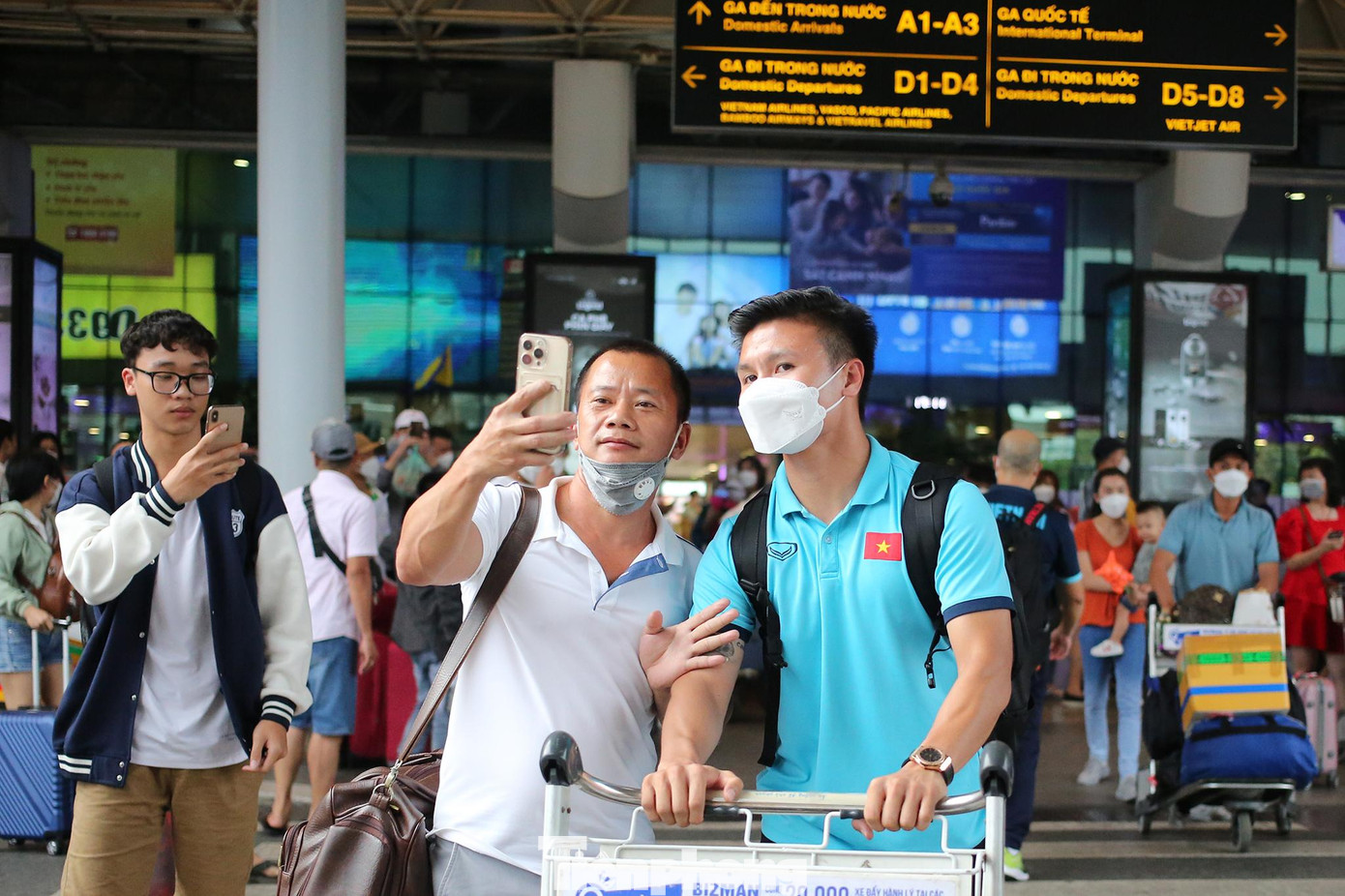 Quang Hải, xuất hiện giữa những hoài nghi về bến đỗ mới. Quang Hải, xuất hiện giữa những hoài nghi về bến đỗ mới.