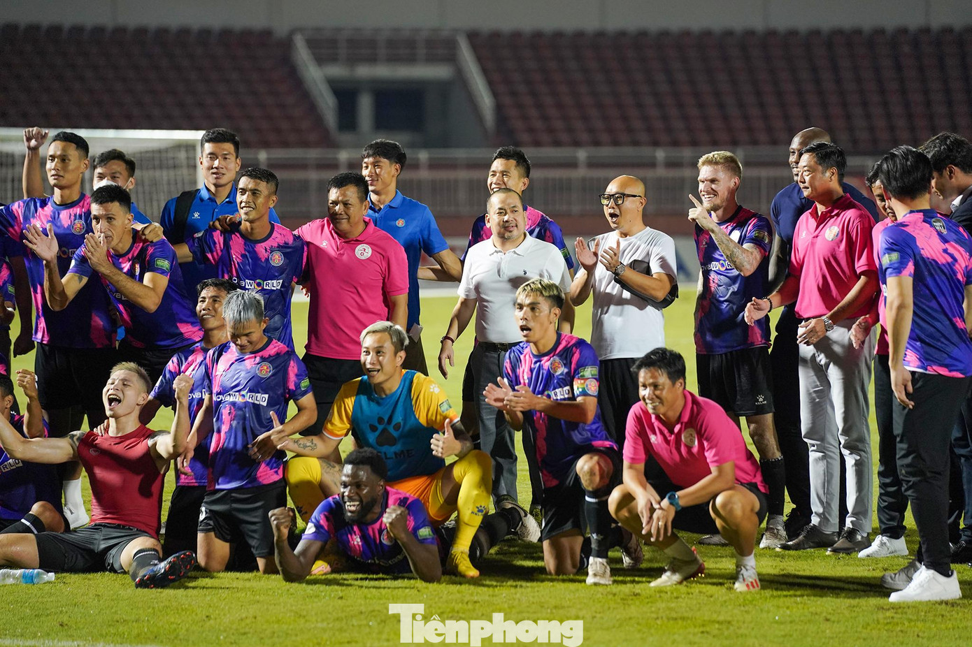 Trước đó, sau trận thắng của Sài Gòn FC trước HLHT tối 27/8, ông Phiên đã xuống sân chụp ảnh, chia vui cùng đội bóng. Trước đó, sau trận thắng của Sài Gòn FC trước HLHT tối 27/8, ông Phiên đã xuống sân chụp ảnh, chia vui cùng đội bóng.