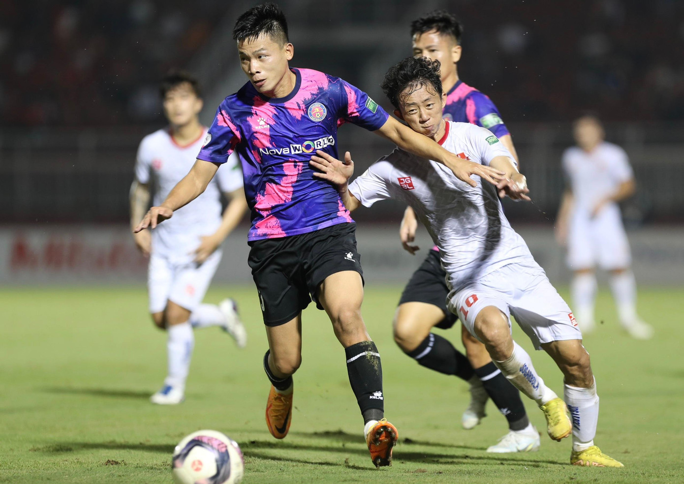 Hải Phòng vừa làm được điều bất ngờ khi giành chiến thắng 3-2 trên sân Lạch Tray trước ứng viên số 1 của cuộc đua vô địch là Hà Nội. Nói thế, bởi dẫu đá trên sân khách, nhưng Hà Nội vẫn được đánh giá cao hơn thầy trò HLV Chu Đình Nghiêm khi họ có lực lượng tốt hơn hẳn, lại đang giữ khoảng cách đến 5 điểm trên bảng tổng sắp. Vì vậy, chiến thắng của Hải Phòng đã giúp họ rút ngắn điểm số với đối thủ để tiếp tục nuôi hy vọng đua tranh ở ngôi đầu và niềm hy vọng ấy, bắt đầu từ trận đấu với Sài Gòn FC ở vòng 22.