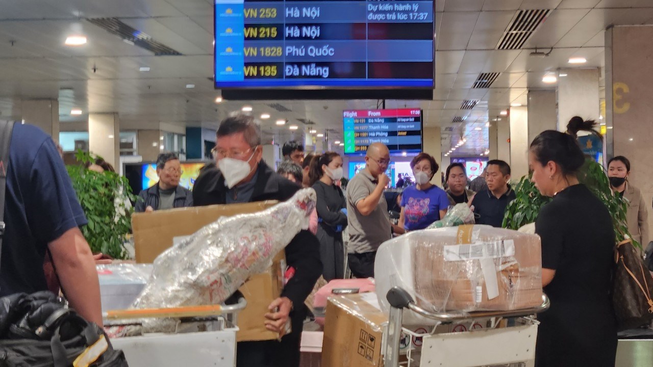 Khu vực nhận hành lý đông nghịt hành khách. Khu vực nhận hành lý đông nghịt hành khách.