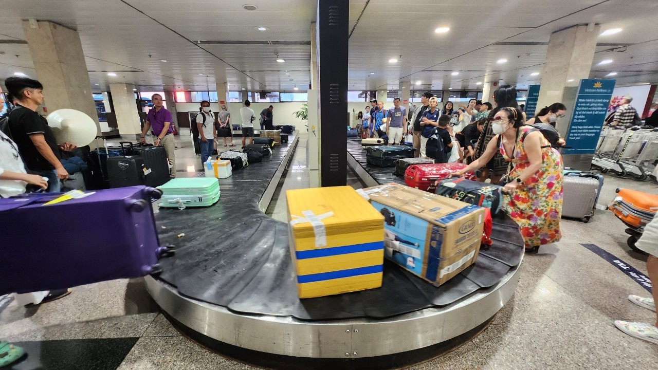 Khu vực nhận hành lý của sân bay những ngày này luôn luôn đông khách. "Từ lúc hết dịch đến giờ, mình ở Nha Trang kinh doanh quán ăn. Năm nay mình cho nhân viên nghỉ sớm về quê đón tết. Gia đình mình cũng về quê Đồng Tháp ăn tết luôn", chị Lê Thị Phong chia sẻ trong lúc chờ lấy hành lý. Khu vực nhận hành lý của sân bay những ngày này luôn luôn đông khách. "Từ lúc hết dịch đến giờ, mình ở Nha Trang kinh doanh quán ăn. Năm nay mình cho nhân viên nghỉ sớm về quê đón tết. Gia đình mình cũng về quê Đồng Tháp ăn tết luôn", chị Lê Thị Phong chia sẻ trong lúc chờ lấy hành lý.