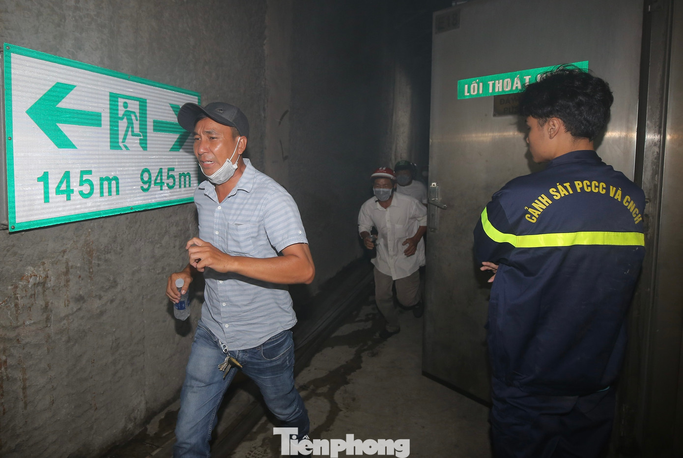 Người bị nạn chạy theo lối thoát hiểm ra ngoài đường hầm. Buổi diễn tập huy động hơn 1.200 người từ các đơn vị: Trung tâm Quản lý điều hành Giao thông Đô thị - Sở Giao thông vận tải TPHCM, Công an Thành phố, Sở Y tế, Bộ Tư Lệnh Thành phố, Tổng Công ty Cấp nước Sài Gòn TNHH MTV, Tổng công ty Điện lực TPHCM, Thanh niên xung phong, UBND thành phố Thủ Đức, Sở Tài chính TPHCM, Văn phòng UBND Thành phố, Đài truyền hình TPHCM…