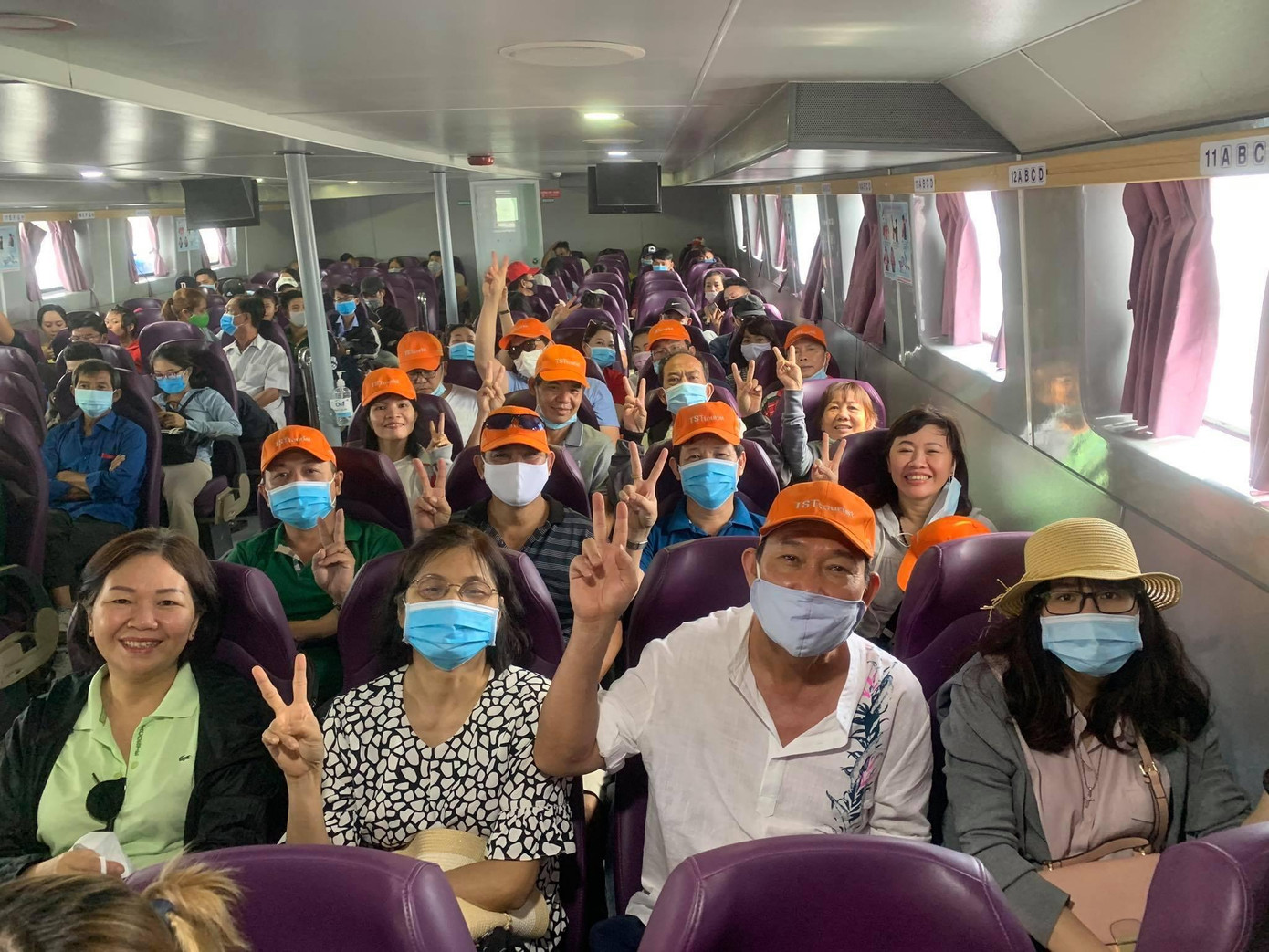 Du khách đến Côn Đảo bằng tàu cao tốc. Du khách đến Côn Đảo bằng tàu cao tốc.