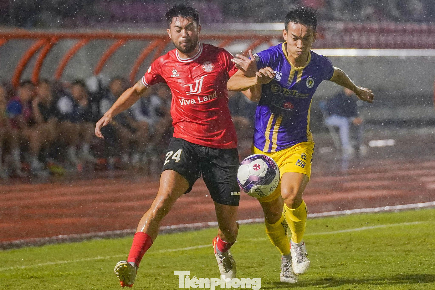 Trong 3 trận thắng gần nhất, Hà Nội FC đều đặn ghi 5 bàn vào lưới mỗi đối thủ. Chạm trán CLB TPHCM trên sân khách, hàng công của đội bóng Thủ đô vẫn duy trì hiệu suất ghi bàn ấn tượng kể cả khi đội trưởng Nguyễn Văn Quyết không góp mặt.