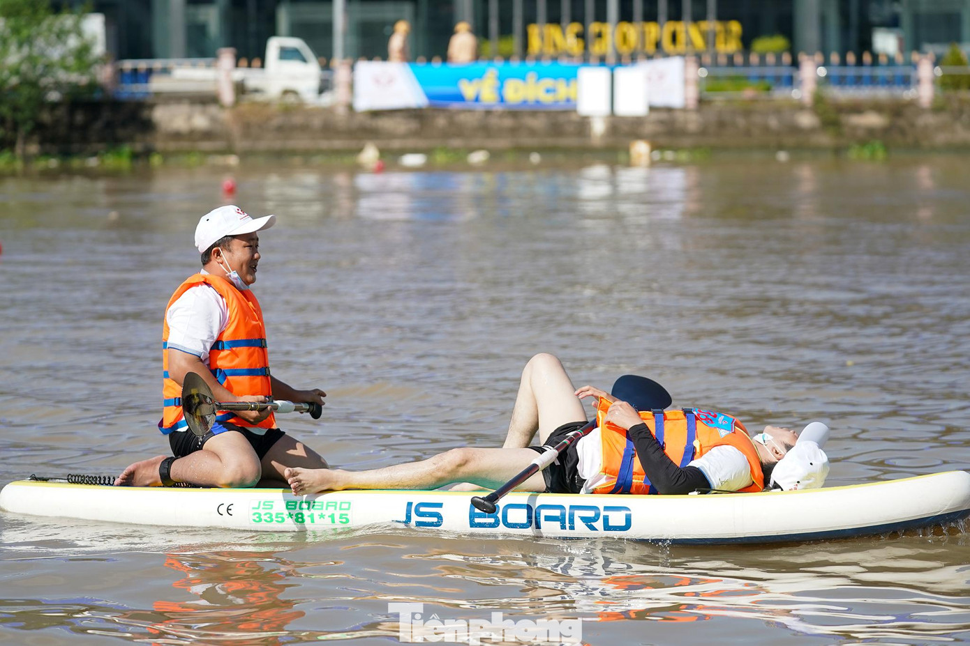Nhiều vận động viên nằm dài sau khi bung hết sức hoàn thành chặng đua.
