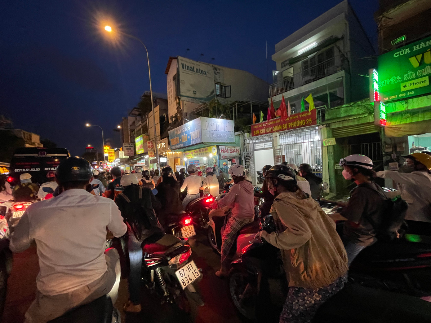 Dòng phương tiện chôn chân trước BCH Quân sự phường 25 thời điểm 18h30 Dòng phương tiện chôn chân trước BCH Quân sự phường 25 thời điểm 18h30