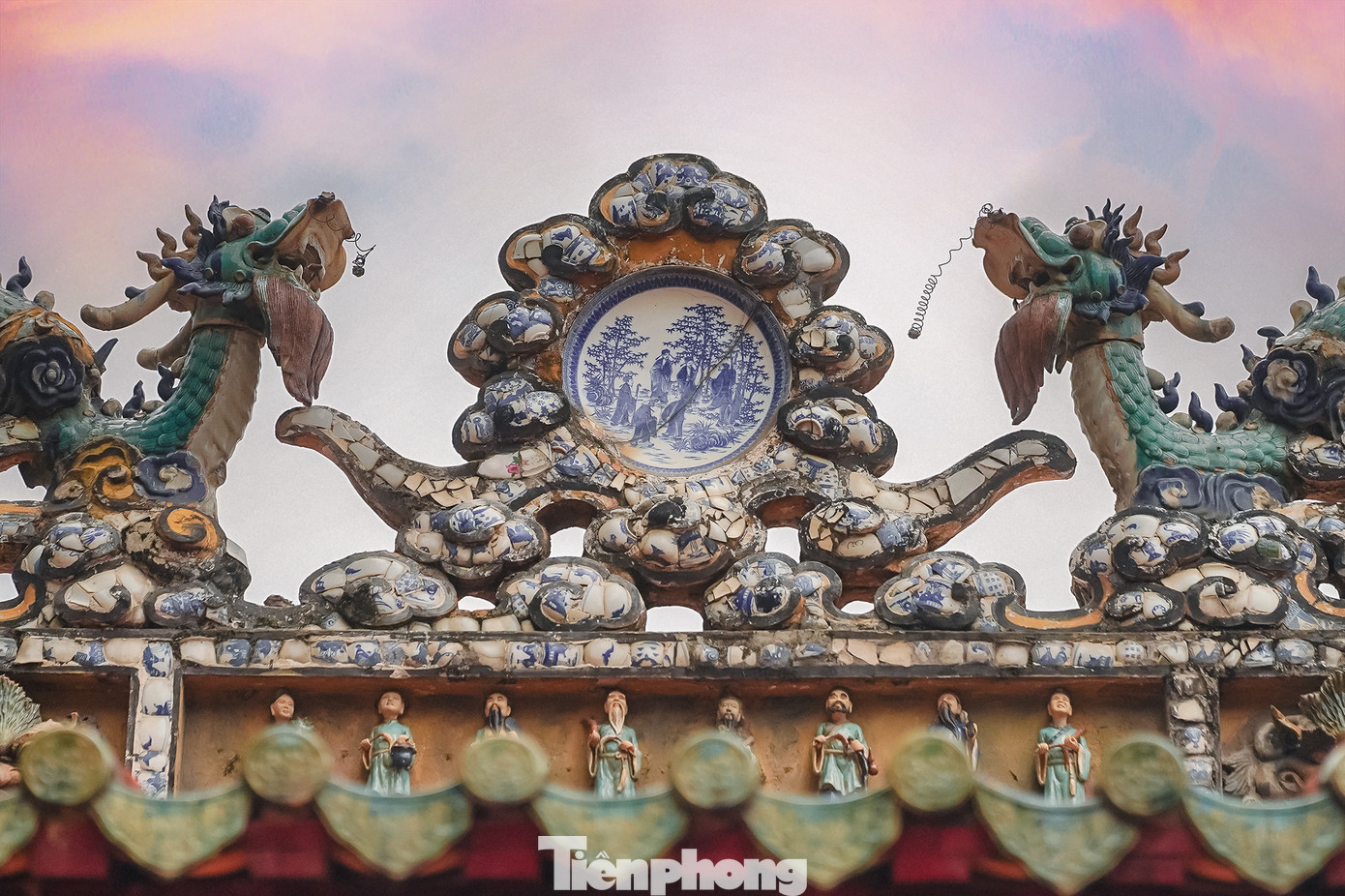 Hình ảnh đôi rồng chầu được khảm sành sứ, bên dưới là bát tiên. Hình ảnh đôi rồng chầu được khảm sành sứ, bên dưới là bát tiên.