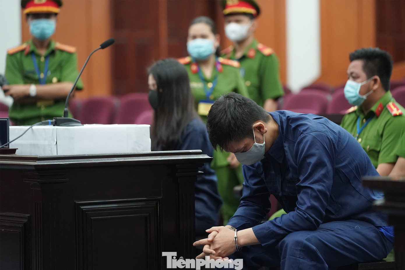 Suốt khoảng thời gian chờ HĐXX làm việc, bị cáo Thái luôn cúi gằm mặt. Suốt khoảng thời gian chờ HĐXX làm việc, bị cáo Thái luôn cúi gằm mặt.