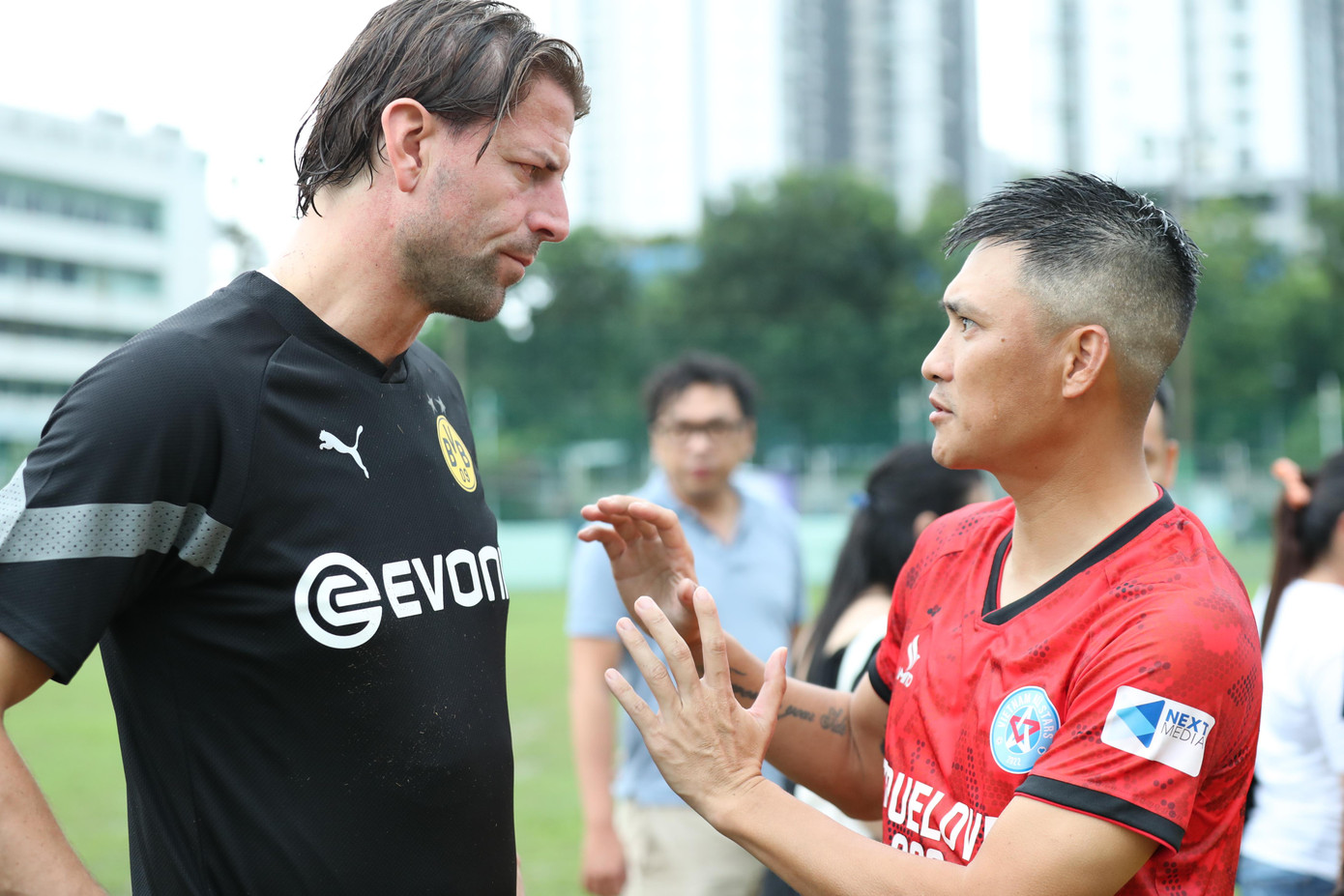 Phút trao đổi cởi mở giữa các ngôi sao bóng đá một thời.