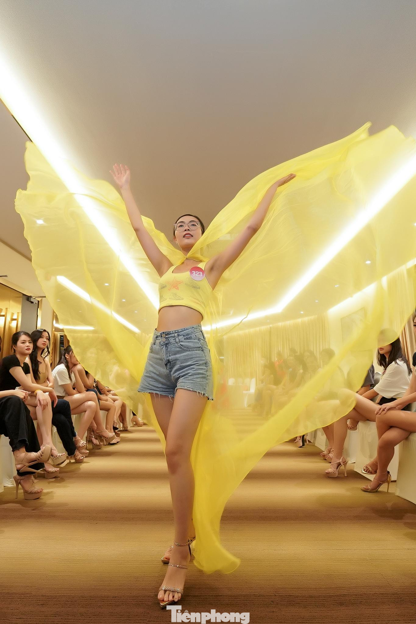 Thanh Tâm với màn tạo dáng hình cánh bướm đẹp mắt được ống kính phóng viên bắt trọn khoảnh khắc.