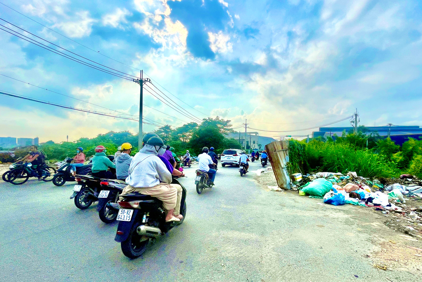 Đống rác xuất hiện ngay trên công trường xây dựng bờ kè kênh Tham Lương, hai bên lề cầu M1, đầu đường M1 (nội KCN Tân Bình). Đây là khu vực đặc biệt giao cắt hai địa bàn phường Sơn Kỳ (quận Tân Phú) và phường Bình Hưng Hoà (quận Bình Tân). Đống rác xuất hiện ngay trên công trường xây dựng bờ kè kênh Tham Lương, hai bên lề cầu M1, đầu đường M1 (nội KCN Tân Bình). Đây là khu vực đặc biệt giao cắt hai địa bàn phường Sơn Kỳ (quận Tân Phú) và phường Bình Hưng Hoà (quận Bình Tân).