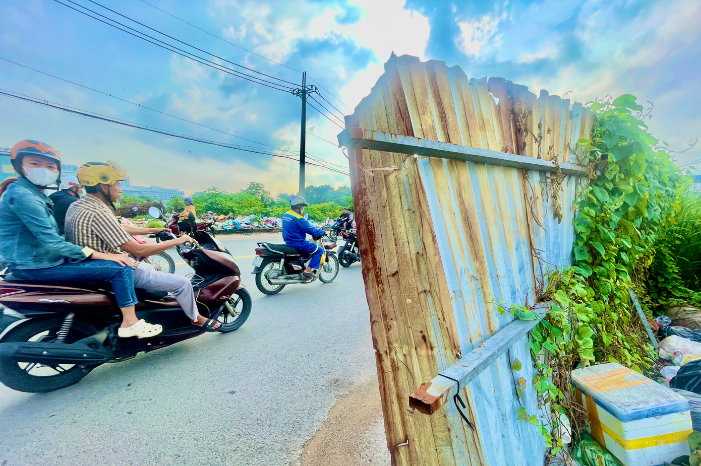 Phía bờ kè kênh Tham Lương thuộc phường Bình Hưng Hoà, hàng rào công trường chìa ra 3 cây cọc sắt hướng đối lại dòng xe lưu thông. Một người bán hàng rong cho biết, ban đêm nếu ai mắt kém sẽ khó quan sát, nếu chạy xe đâm thẳng vào những cọc sắt này rất nguy hiểm. Phía bờ kè kênh Tham Lương thuộc phường Bình Hưng Hoà, hàng rào công trường chìa ra 3 cây cọc sắt hướng đối lại dòng xe lưu thông. Một người bán hàng rong cho biết, ban đêm nếu ai mắt kém sẽ khó quan sát, nếu chạy xe đâm thẳng vào những cọc sắt này rất nguy hiểm.