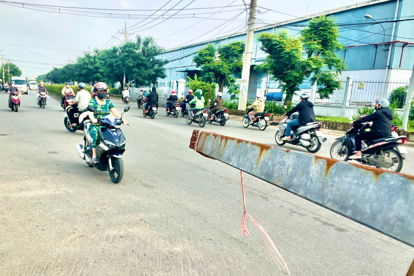 Phía bờ kè kênh Tham Lương thuộc phường Bình Hưng Hoà, hàng rào công trường chìa ra 3 cây cọc sắt hướng đối lại dòng xe lưu thông. Một người bán hàng rong cho biết, ban đêm nếu ai mắt kém sẽ khó quan sát, nếu chạy xe đâm thẳng vào những cọc sắt này rất nguy hiểm. Phía bờ kè kênh Tham Lương thuộc phường Bình Hưng Hoà, hàng rào công trường chìa ra 3 cây cọc sắt hướng đối lại dòng xe lưu thông. Một người bán hàng rong cho biết, ban đêm nếu ai mắt kém sẽ khó quan sát, nếu chạy xe đâm thẳng vào những cọc sắt này rất nguy hiểm.