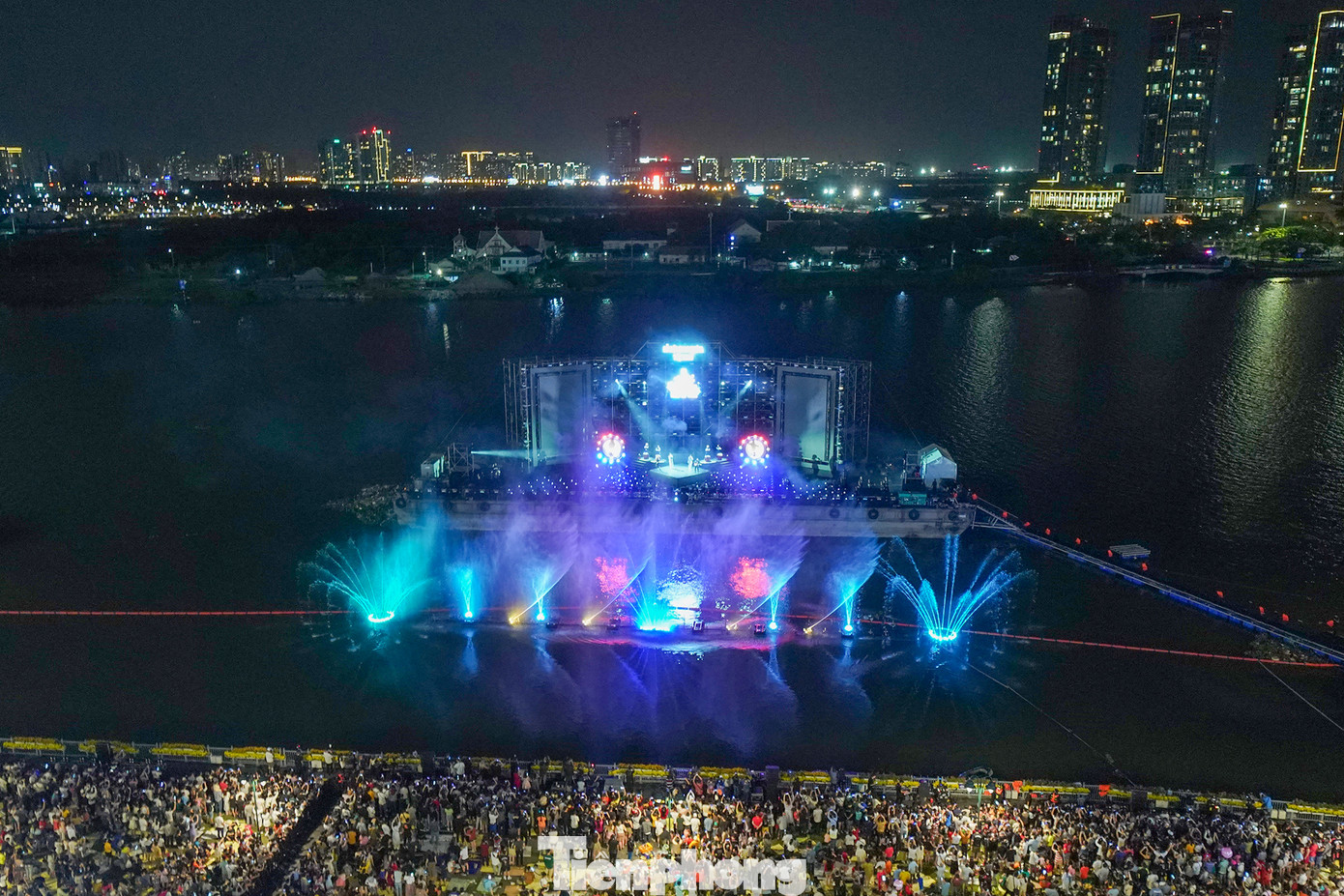 Nhạc nước phục vụ xuyên suốt chương trình.