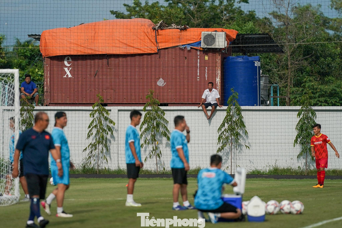 Một số người trông coi công trình liền kề sân vận động Quận 7 chăm chú theo dõi tuyển thủ tập luyện. Buổi tập này, HLV Park Hang-seo chỉ cho báo chí tác nghiệp khoảng 20 phút.