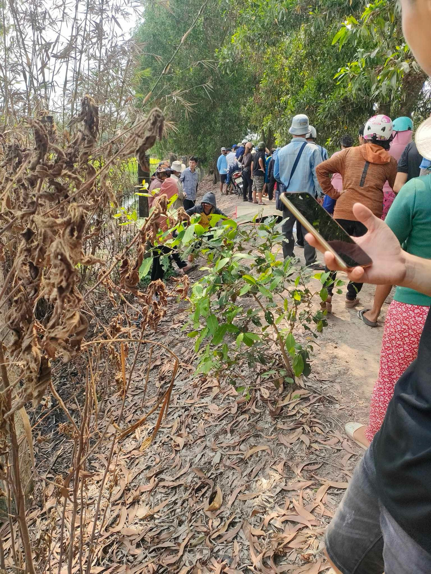 Người dân kéo đến hiện trường theo dõi vụ việc...