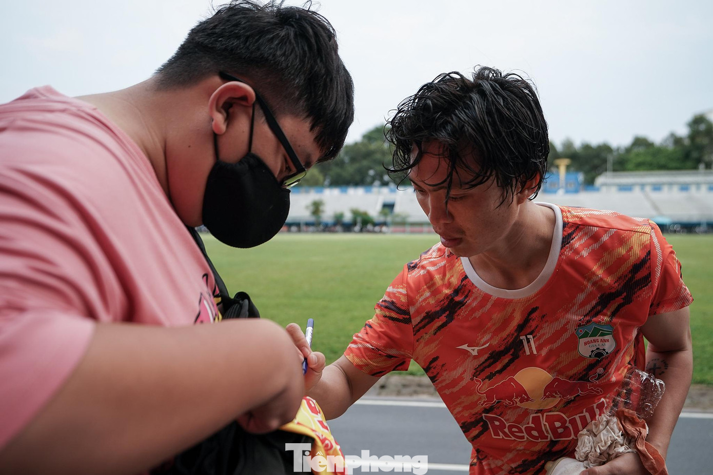 Fan đợi tiền vệ Tuấn Anh để xin chữ ký.