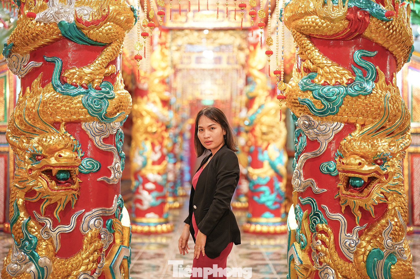 Nhiều người chọn những nơi có nhiều tượng rồng để thả dáng, tạo ra những bức ảnh "sống ảo" nhân dịp Xuân Giáp Thìn 2024 đã đến gần.