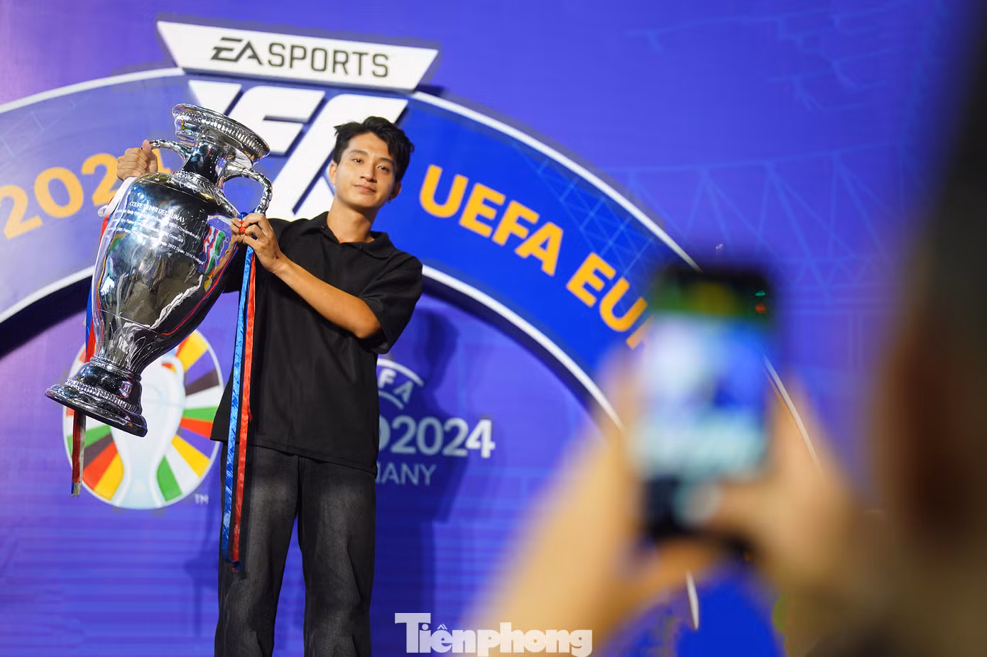 Khu vực có chiếc cúp Henri Delaunay thu hút khá đông người hâm mộ đến chụp ảnh.