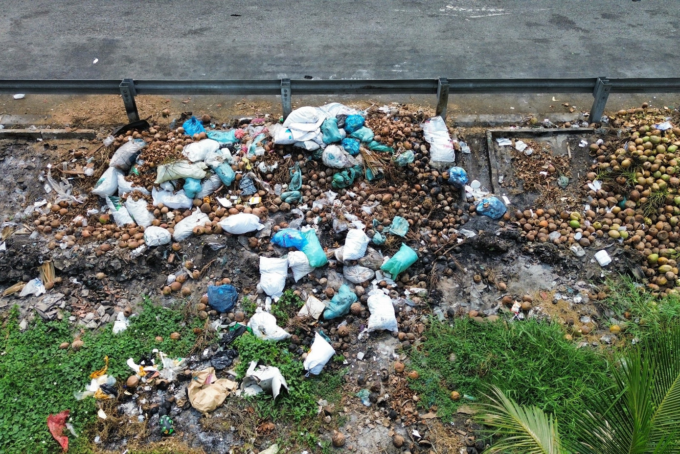 Tại hai bên đầu đường dẫn vào trạm dừng nghỉ Châu Thành thuộc km27 địa bàn xã Nhị Thành, huyện Thủ Thừa, tỉnh Long An hướng từ TPHCM đi miền Tây và ngược lại, rác đổ thành đống, từ mép hộ lan cao tốc tràn xuống đường dân sinh. Tại hai bên đầu đường dẫn vào trạm dừng nghỉ Châu Thành thuộc km27 địa bàn xã Nhị Thành, huyện Thủ Thừa, tỉnh Long An hướng từ TPHCM đi miền Tây và ngược lại, rác đổ thành đống, từ mép hộ lan cao tốc tràn xuống đường dân sinh.