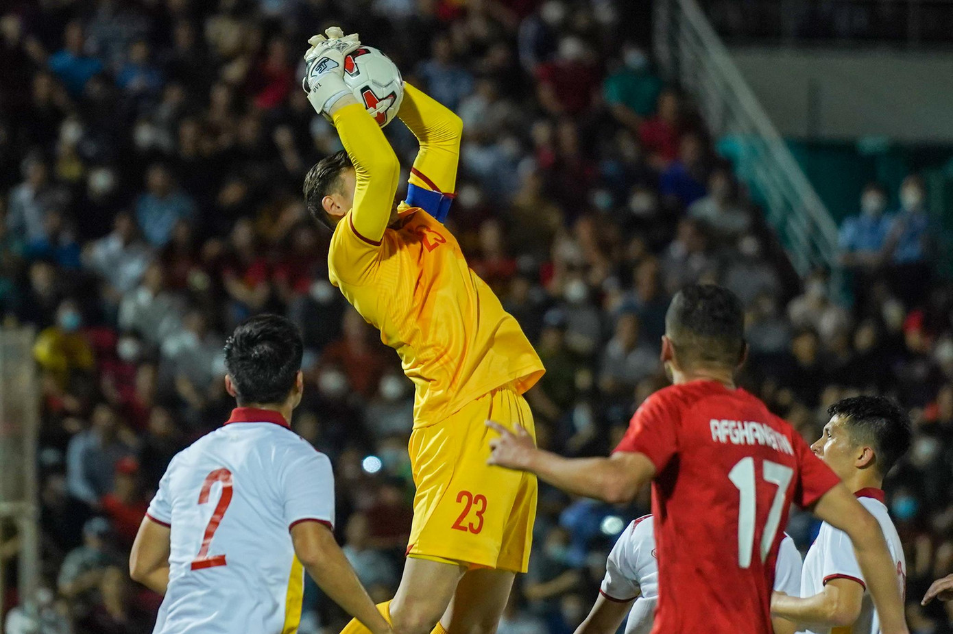 Trận giao hữu của đội tuyển Việt Nam và Afghanistan kết thúc với tỷ số 2-0 nghiêng về đội chủ nhà. Thủ môn Đặng Văn Lâm xuất hiện trong chiếc băng đội trưởng.